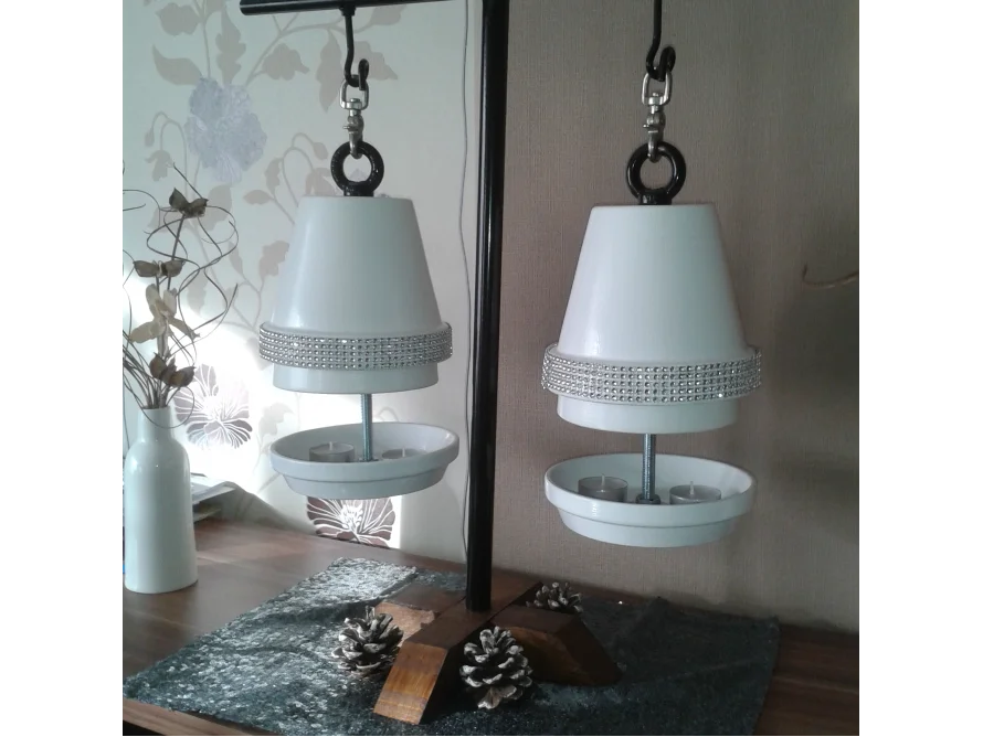 Zwei umgebaute Blumentöpfe als Windlichter