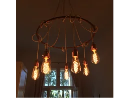 Hängeleuchte mit sechs Glühbirnen