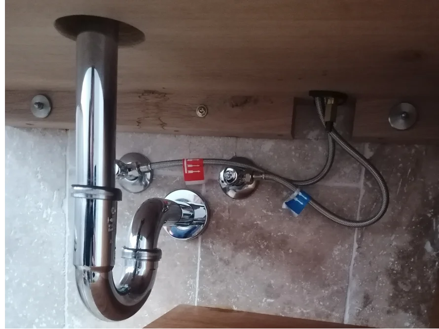Rohrleitungen unter einem Waschbecken