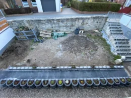 Leerer Garten mit Hochbeet