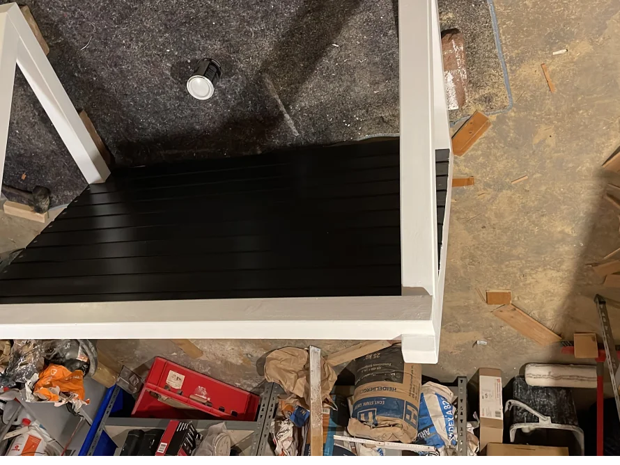 Holzrahmen mit schwarzer Fläche