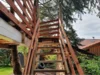 Holztreppe zu einem Baumhaus