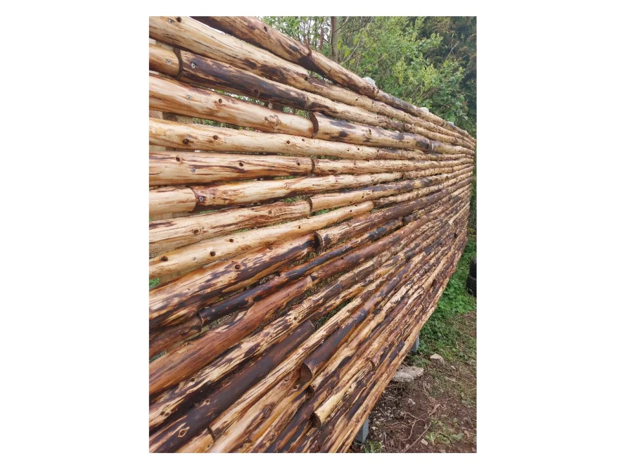 Holzwand aus Baumstämmen