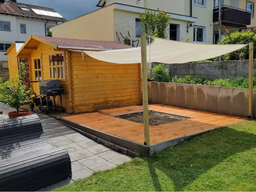 Gartenhaus mit Sonnensegel