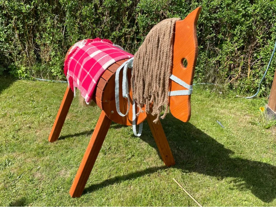 Spielzeugpferd aus Holz