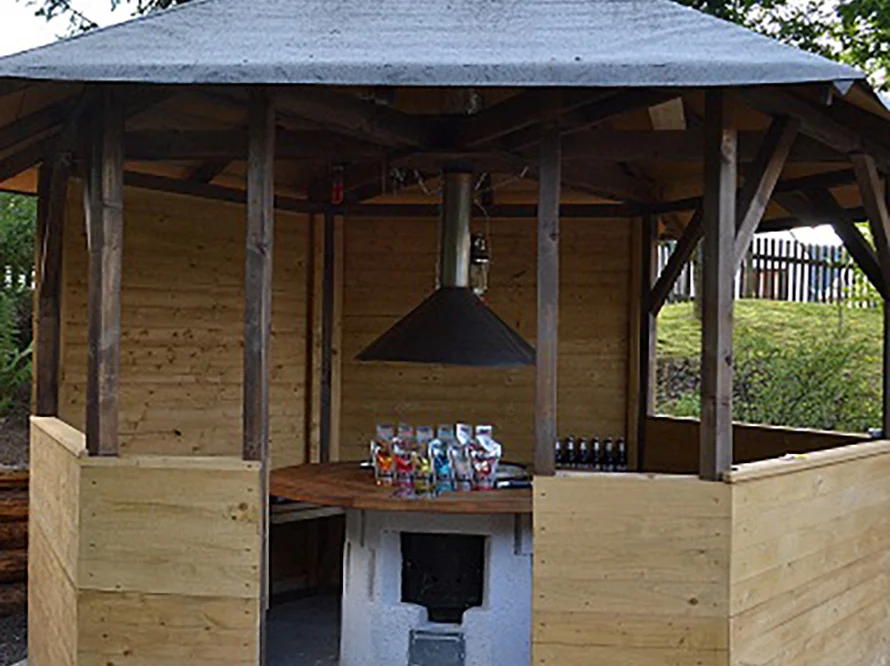 Holzpavillon mit Grillkamin