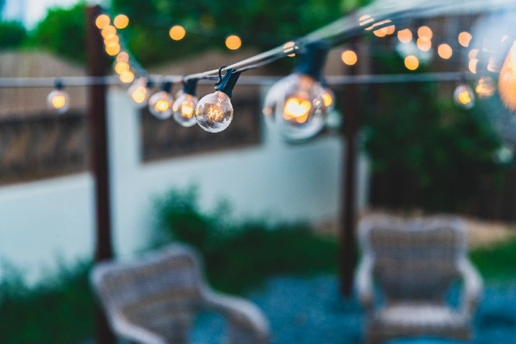 Nahaufnahme einer leuchtenden Lichterkette im Garten.
