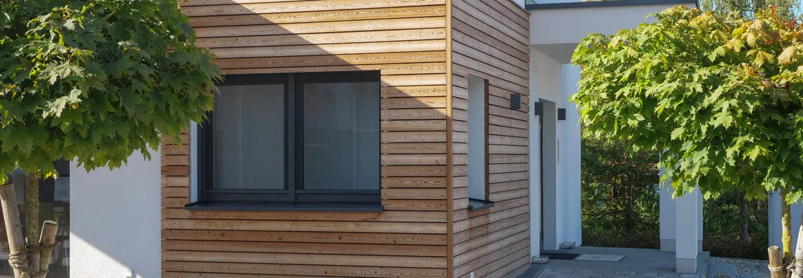 Moderne Hausfassade aus Holz
