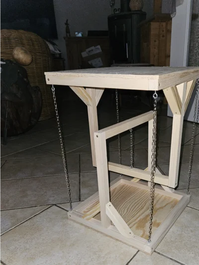 Holzgestell mit zwei Ebenen, verbunden durch Ketten