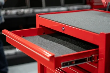 Offener roter Werkzeugschrank