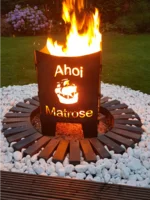 Metallfeuerstelle mit brennendem Feuer