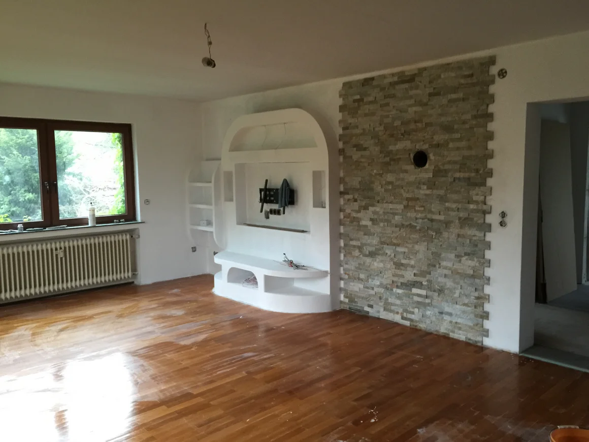 Wohnzimmer mit halbfertiger Ausstattung