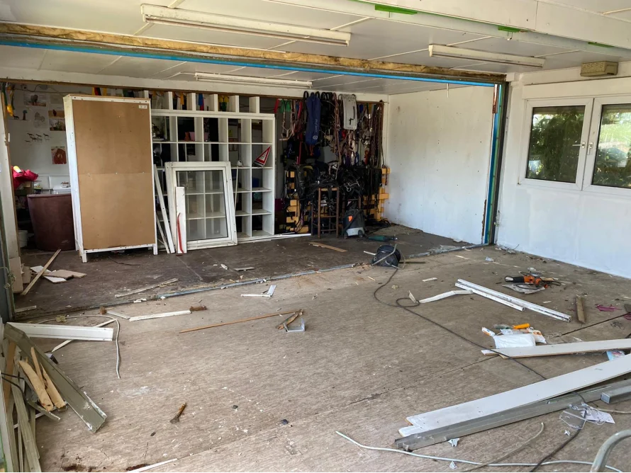 Unfertiger Raum mit Baumaterialien