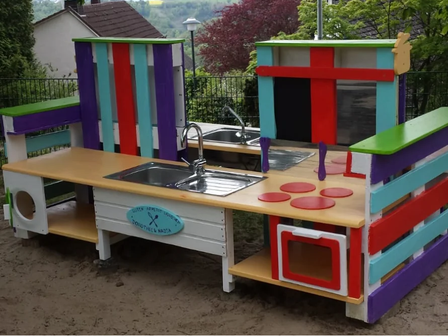 Bunte Spielküche aus Holz