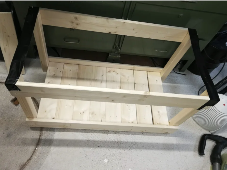 Holzrahmen mit Klebeband fixiert