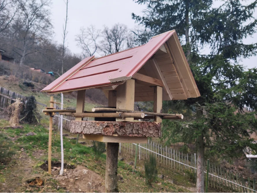 Ein selbstgebauter Vogelhäuschen aus Holz