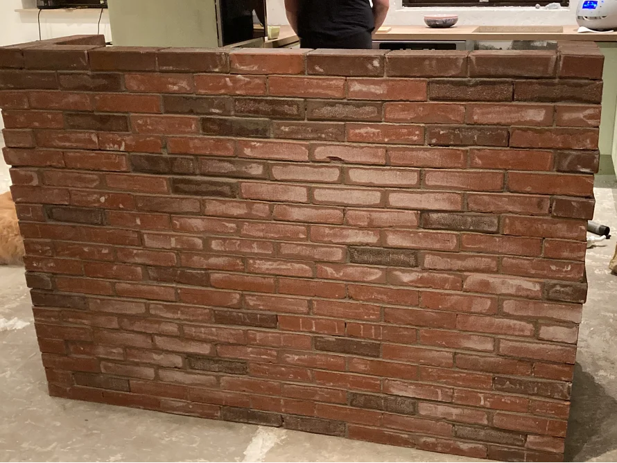 Eine halbfertige Ziegelmauer.