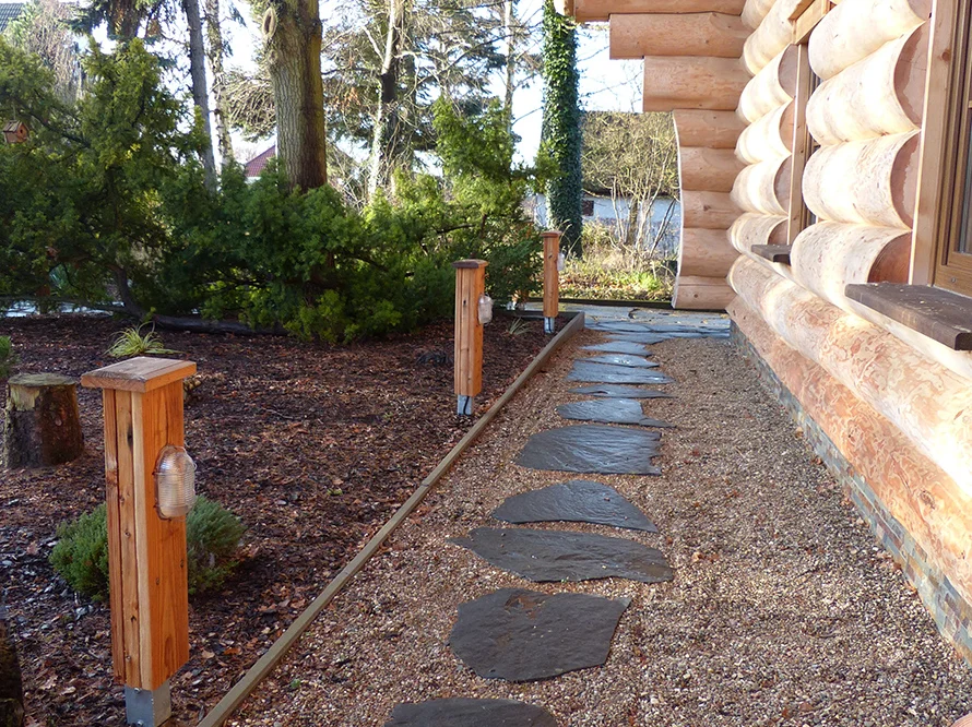 Steinweg entlang eines Blockhauses