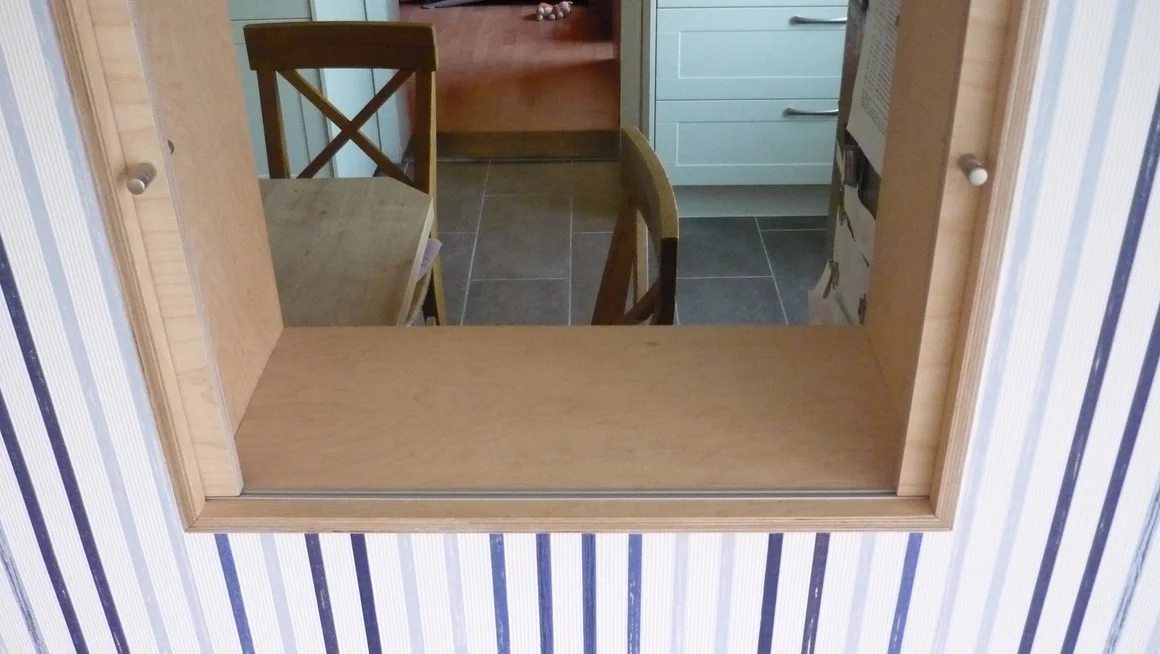 Durchreiche mit in der Wand laufenden Türen