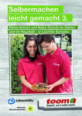 Zwei Personen in roten Shirts halten eine Schale mit Erde und Pflanzen.