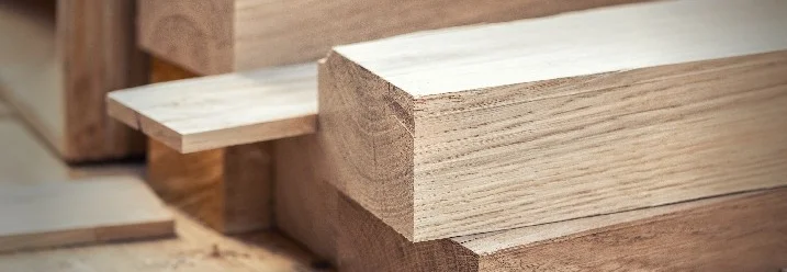 Holzbalken auf einer Werkbank.