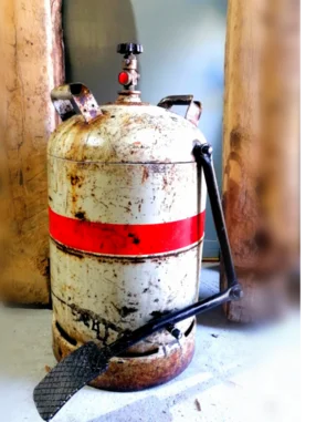 Rostige Gasflasche mit Tretpedal