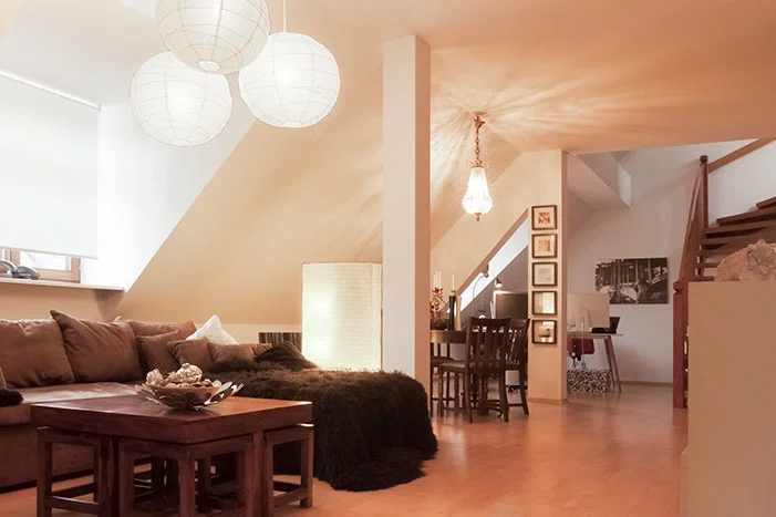 Gemütliches Wohnzimmer mit Dachschräge