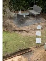 Pflasterfläche mit Gartenmöbeln