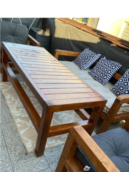 Holztisch mit Gartenmöbeln