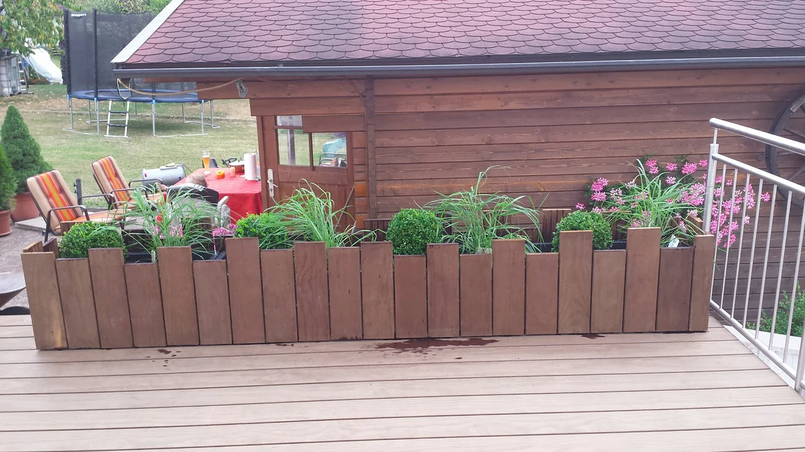 Blumenkasten auf Holzterrasse