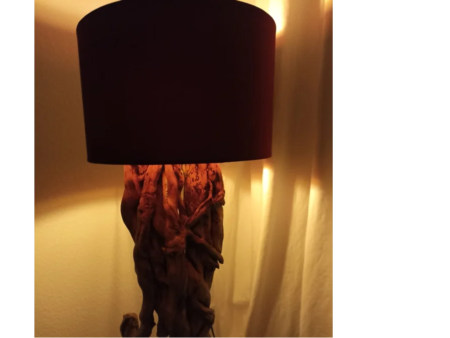 Lampe mit Lampenschirm aus Treibholz