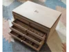 Schmuckschatulle aus hellem Holz mit Schubladen