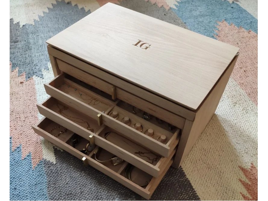 Schmuckschatulle aus hellem Holz mit Schubladen