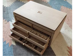 Schmuckschatulle aus hellem Holz mit Schubladen