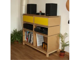 Modulares Hi-Fi-Regal aus Holz mit gelben Schubladen und Musikanlage.