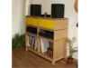 Modulares Hi-Fi-Regal aus Holz mit gelben Schubladen und Musikanlage.