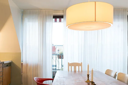 Heller Essbereich mit offener Küche