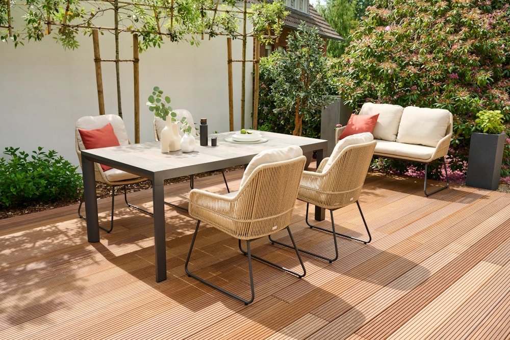 Moderne Sitzgruppe für den Garten auf einer Holzterrasse.
