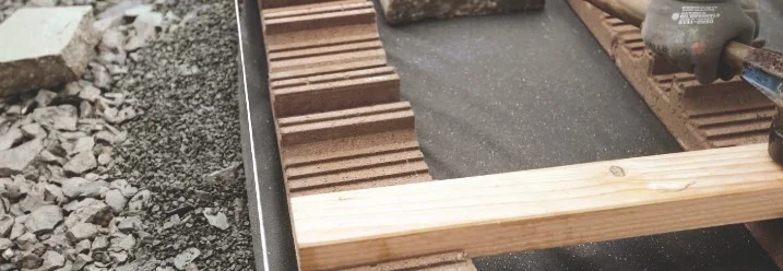 Holzbalken auf Unterkonstruktion