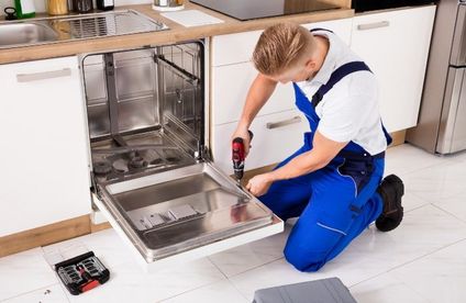 RT Kuecheneinbaugeraete Spuelmaschine 20 40 717x467 Handwerker montiert Einbauspülmaschine