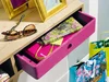 Offene Kommode mit pinker Schublade