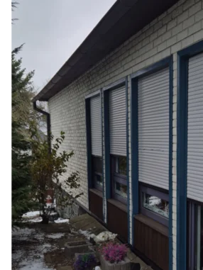 Hauswand mit Rollläden