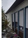 Hauswand mit Rollläden