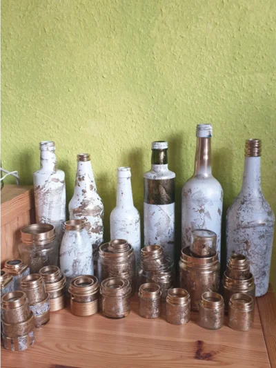 Bemalte Vasen und Gläser