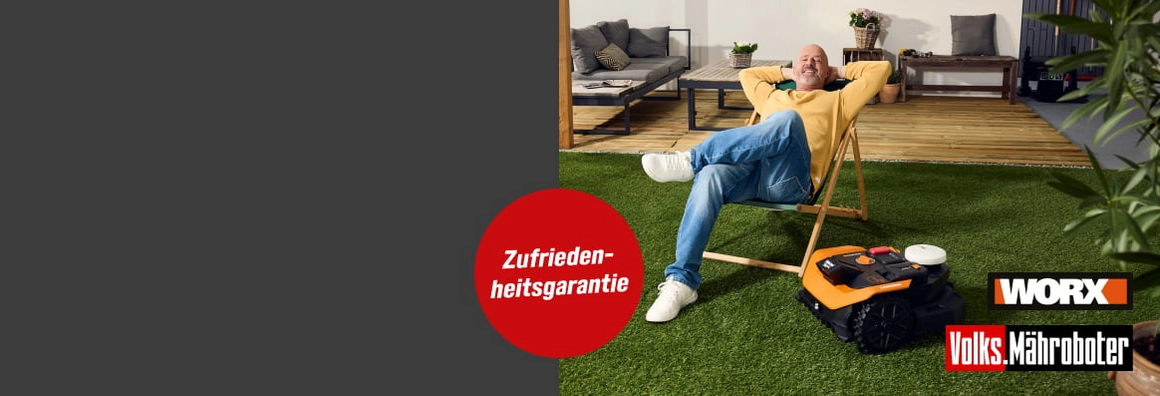 Zufriedenheitsgarantie. Worx. Eine Person entspannt sich im Liegestuhl, während ein Mähroboter den Rasen mäht.