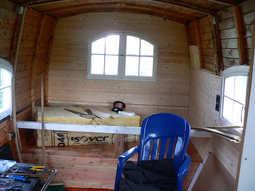 Gartenhaus-Rohbau mit Dämmwolle