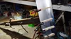 Mehrere Klemmen fixieren Holzleisten an einer Metallplatte in einer Werkstatt.