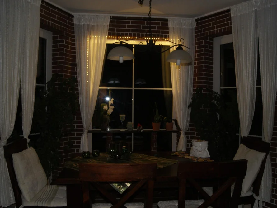 Gemütlicher Essbereich am Fenster