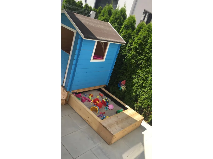 Spielhaus mit ausziehbarem Sandkasten
