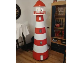 Großer, selbstgebauter Leuchtturm aus Papiermaché